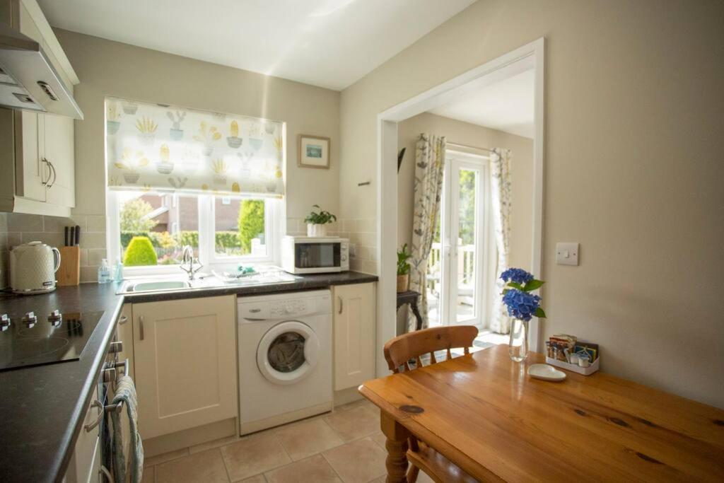 Pant-Y-Celyn Studio Apartment Aberaeron Esterno foto